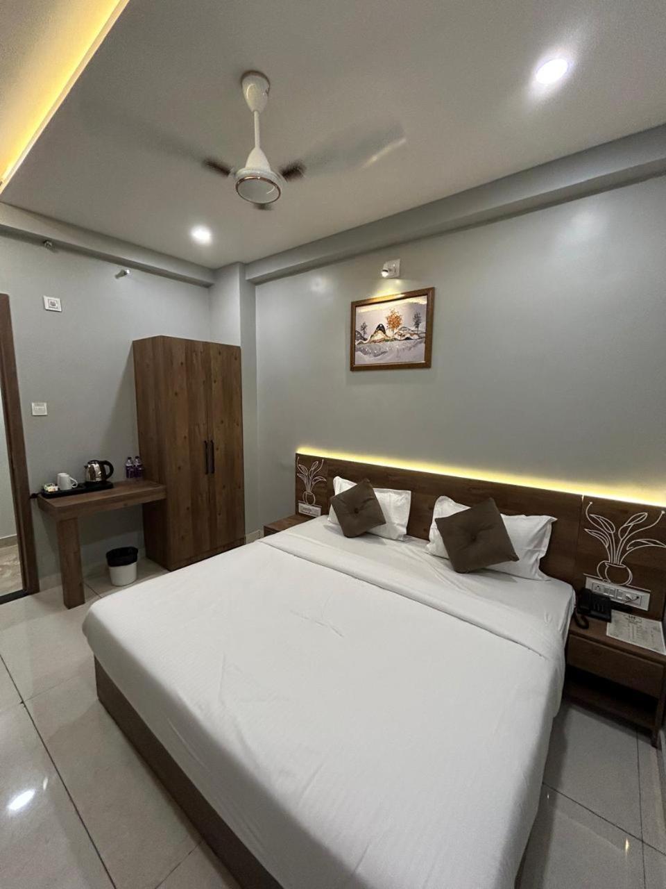 Hotel Holiday Icon Dwarka  Ngoại thất bức ảnh