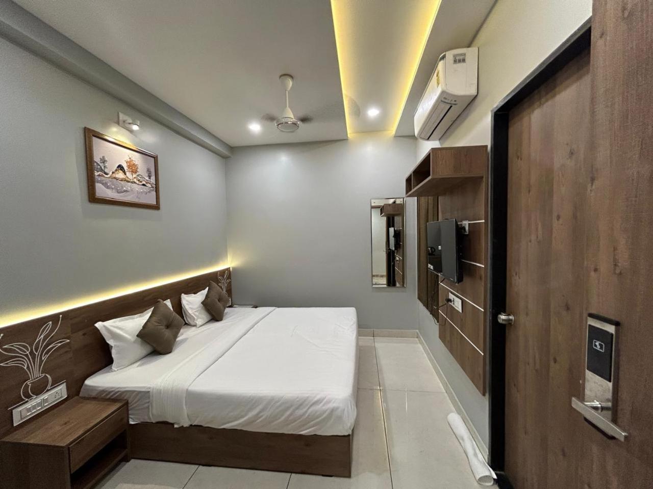 Hotel Holiday Icon Dwarka  Ngoại thất bức ảnh