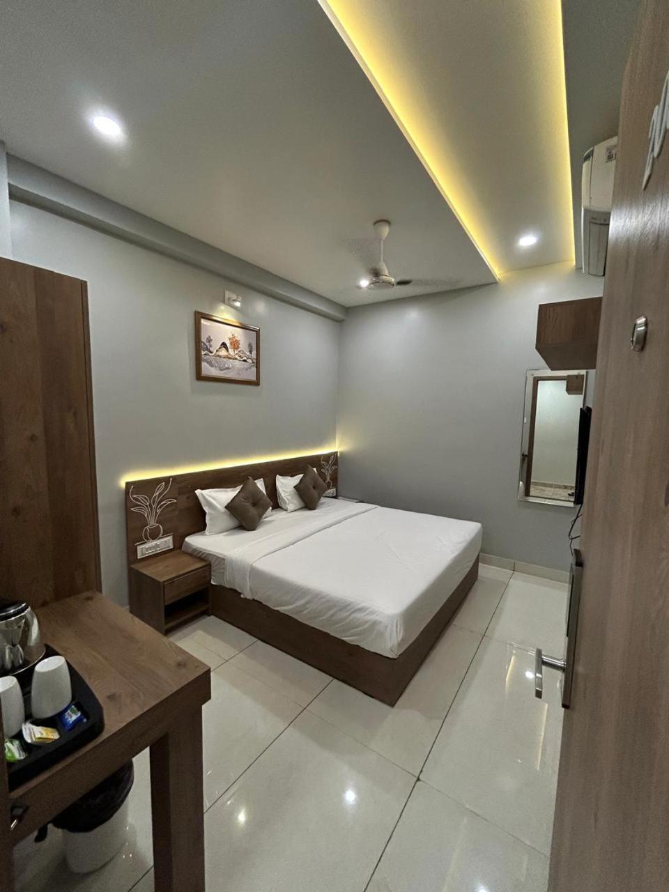 Hotel Holiday Icon Dwarka  Ngoại thất bức ảnh