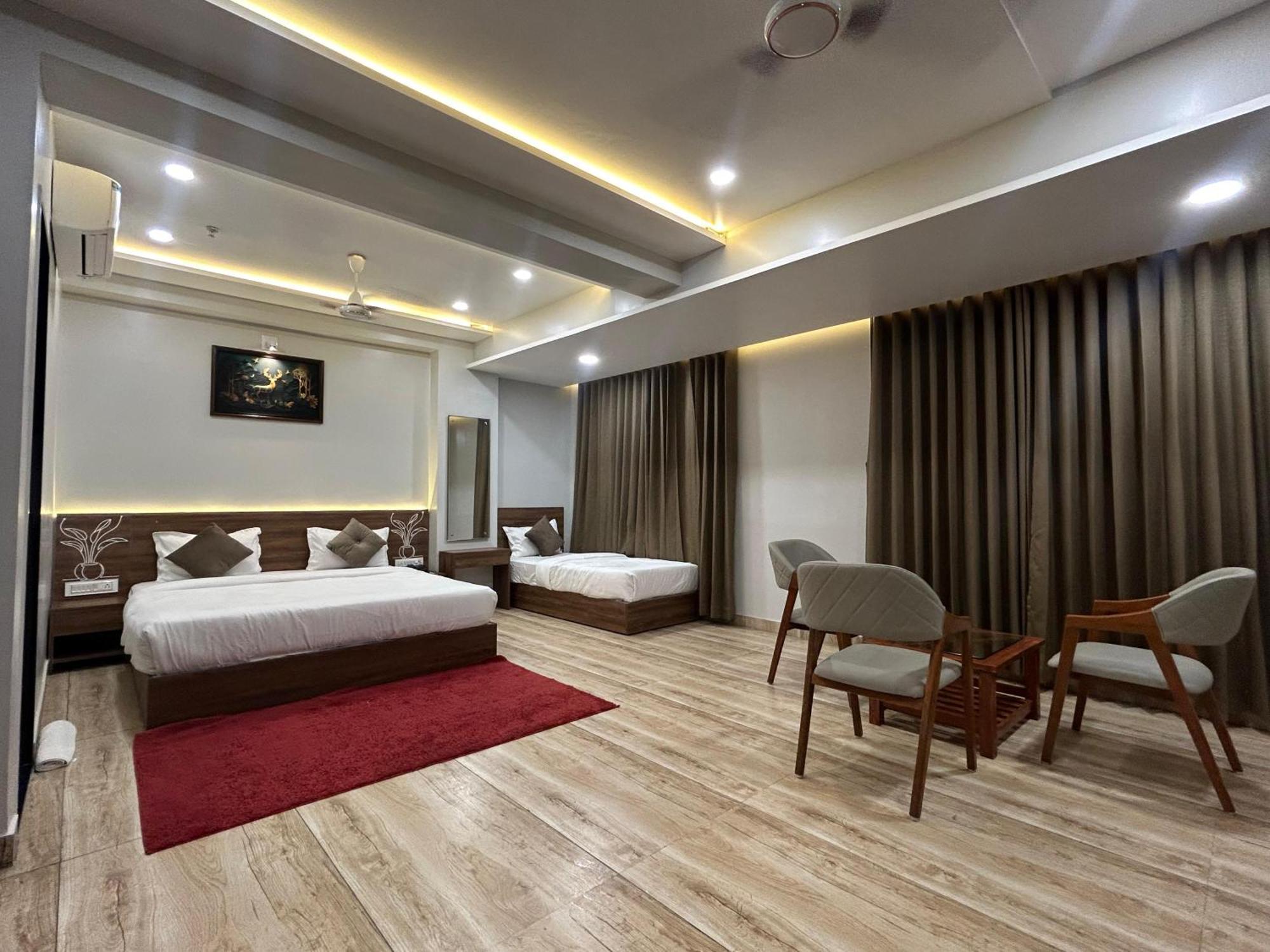 Hotel Holiday Icon Dwarka  Ngoại thất bức ảnh