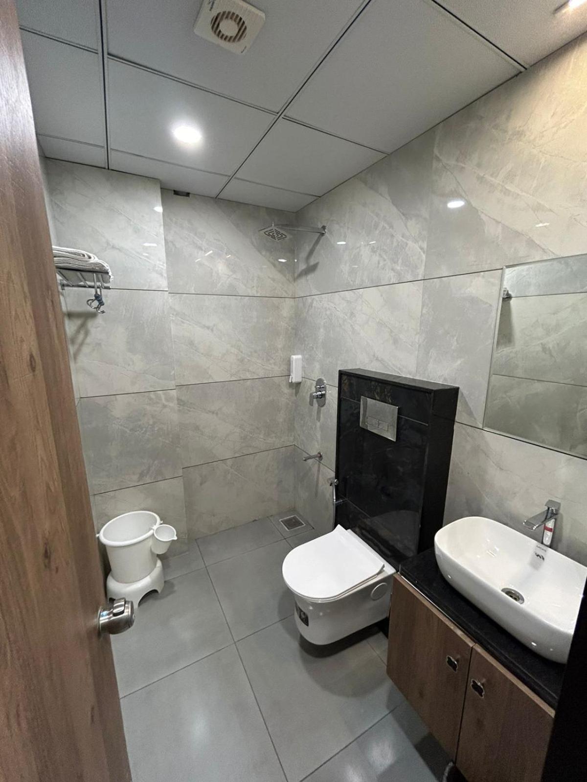 Hotel Holiday Icon Dwarka  Ngoại thất bức ảnh