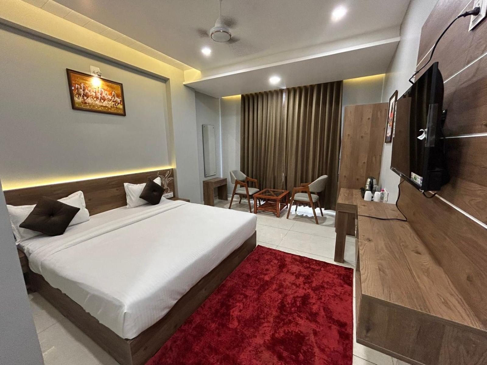 Hotel Holiday Icon Dwarka  Ngoại thất bức ảnh