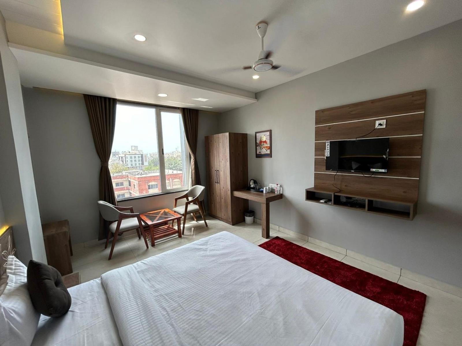 Hotel Holiday Icon Dwarka  Ngoại thất bức ảnh